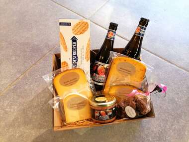 Geschenkmand met kaas, zuivel - en streekproducten